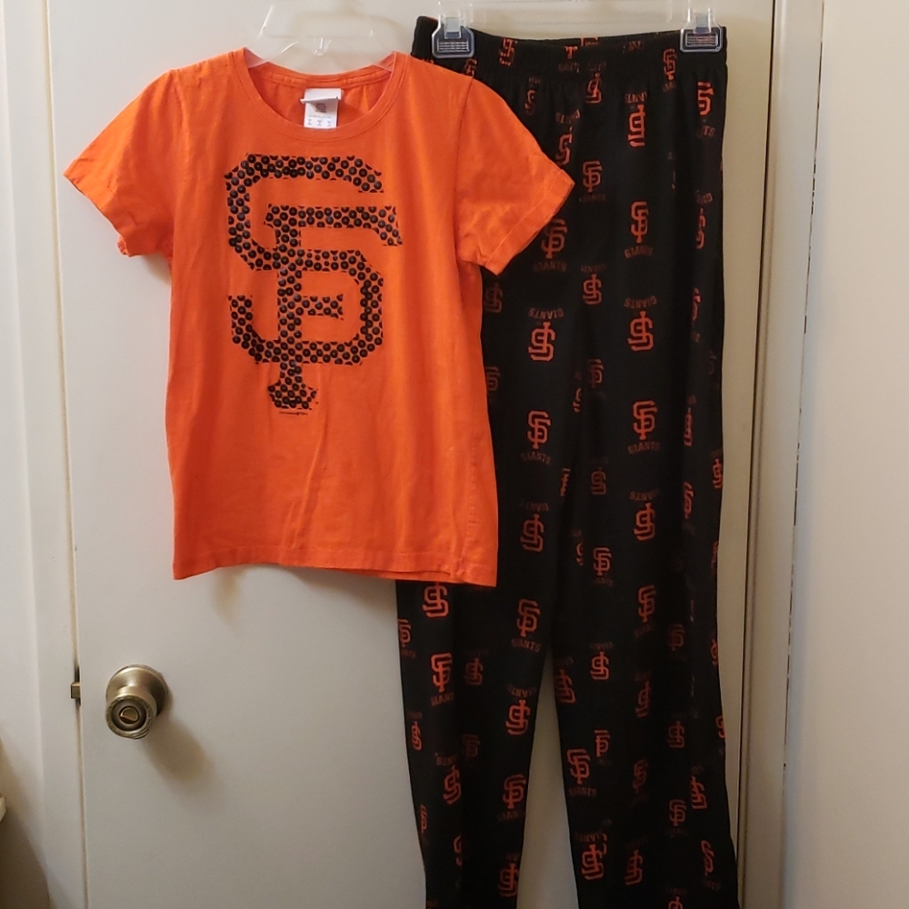 San Francisco Giants T-Shirt and Bottom.